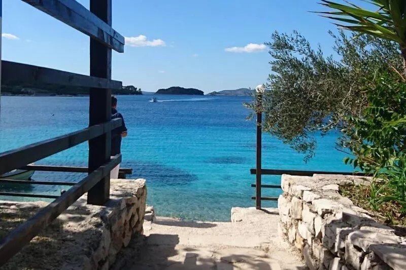 15 mins from Split airport 200 meters to beach  - walking distance to amenities