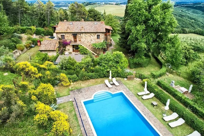 Tuscan life style with great view, park,pool,relax,hiking & bike trails