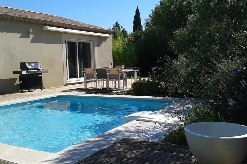 Recent house with private pool in a residential area near the town center