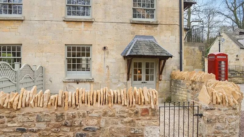 A sudeley castle cottage that sleeps 4 guests  in 2 bedrooms