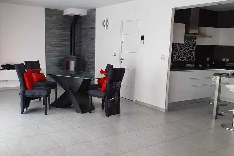 VILLA PLAN FOOT 4 BEDROOMS IN CAIRANNE, ON THE WINE ROUTE.