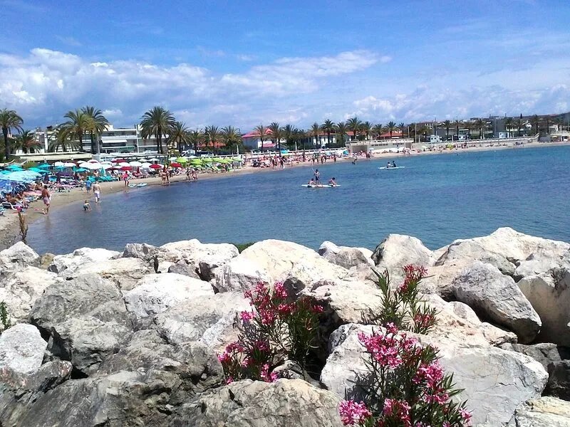 Beautiful, bright, quiet Villa, recent renovation 5 mins walk from the beach