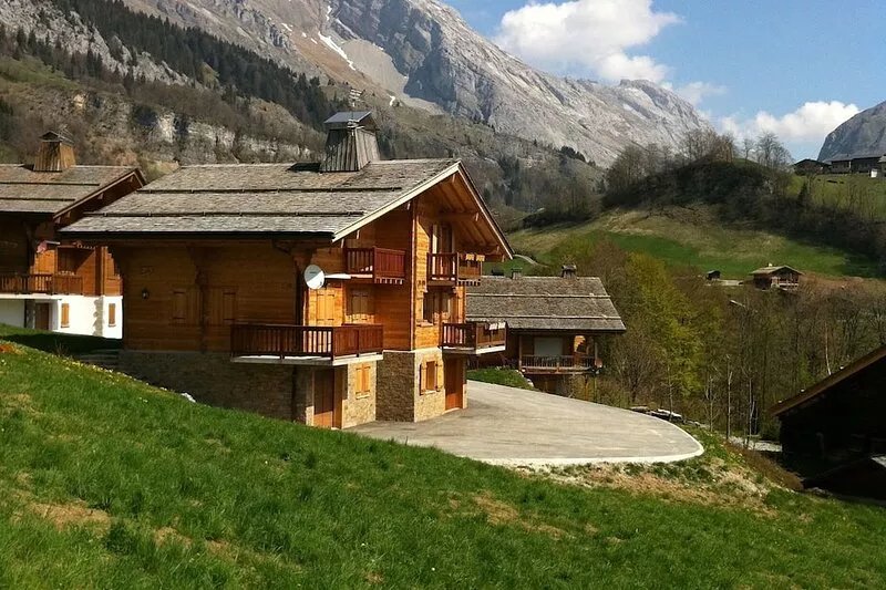 Traditional chalet, sunny plateau, stunning views. Close to bus stop.