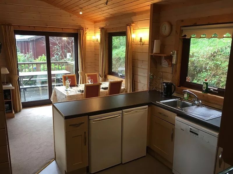 Lodge With Sun Deck & Enclosed Garden.  Access to nearby private fishing lakes
