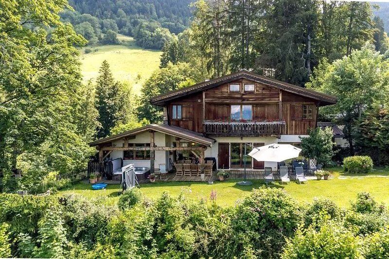 Large chalet, panoramic view et good furnishings 1100m height 2km from La Clusaz