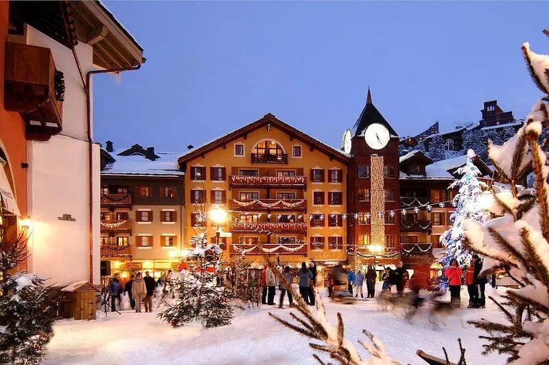Perfectly located, refurbished , ski-in/ski-out, duplex apartment.