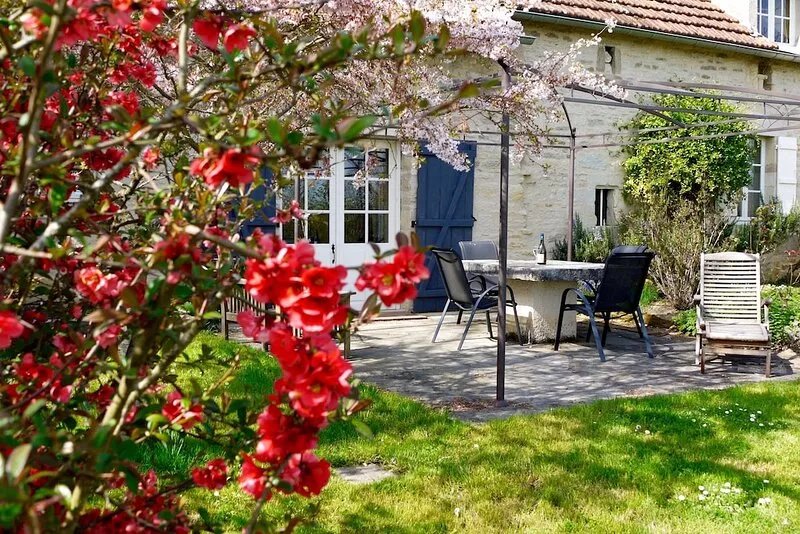 Beautifully restored farmhouse, magnificent views in central Burgundy