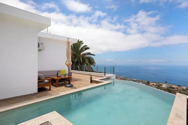Holiday Home 'Valista' with Sea View, Private Pool and Wi-Fi