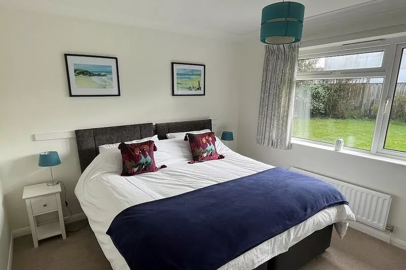 Dog friendly bungalow with EV charger, a short walk to St Merryn village centre