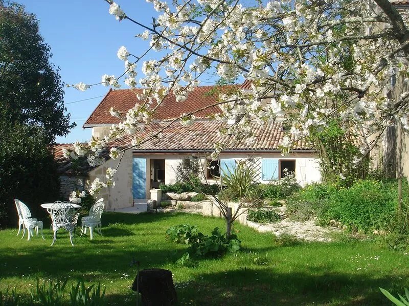 Cottage *** 4 people with private garden in village Saintongeais estuary 5 km