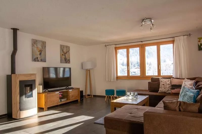 Stylishly furnished holiday apartment for 8 persons, near the mountain lift