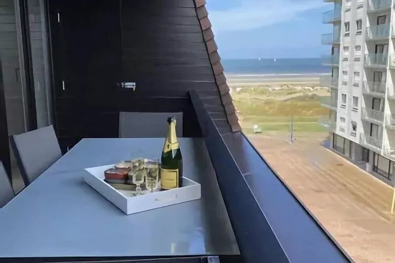 Apartment with terrace and side sea view