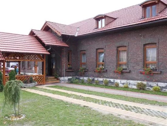 Budova zeleznic z reznej tehly