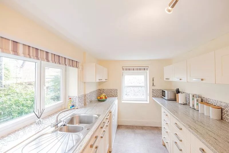 Strayside Cottage Harrogate. Dog friendly. 5 min walk hospital. 15 min walk town