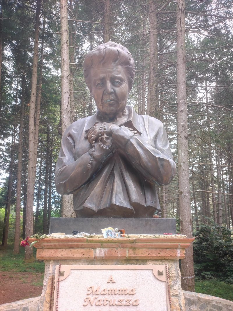Statua Natuzza Evolo. "mamma Natuzza"