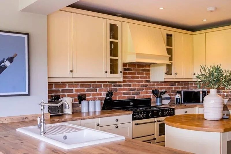 Luxurious 4 Bed Vineyard Villa at Stanlake Park