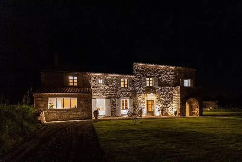 RENOVATED FARMHOUSE WITH AIR CONDITIONING, HEATED SWIMMING POOL NEAR THE GORGES
