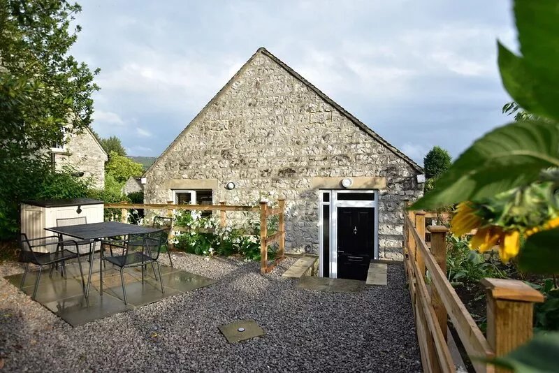 Recently renovated 2 bedroom annexe with open plan living room and kitchen.