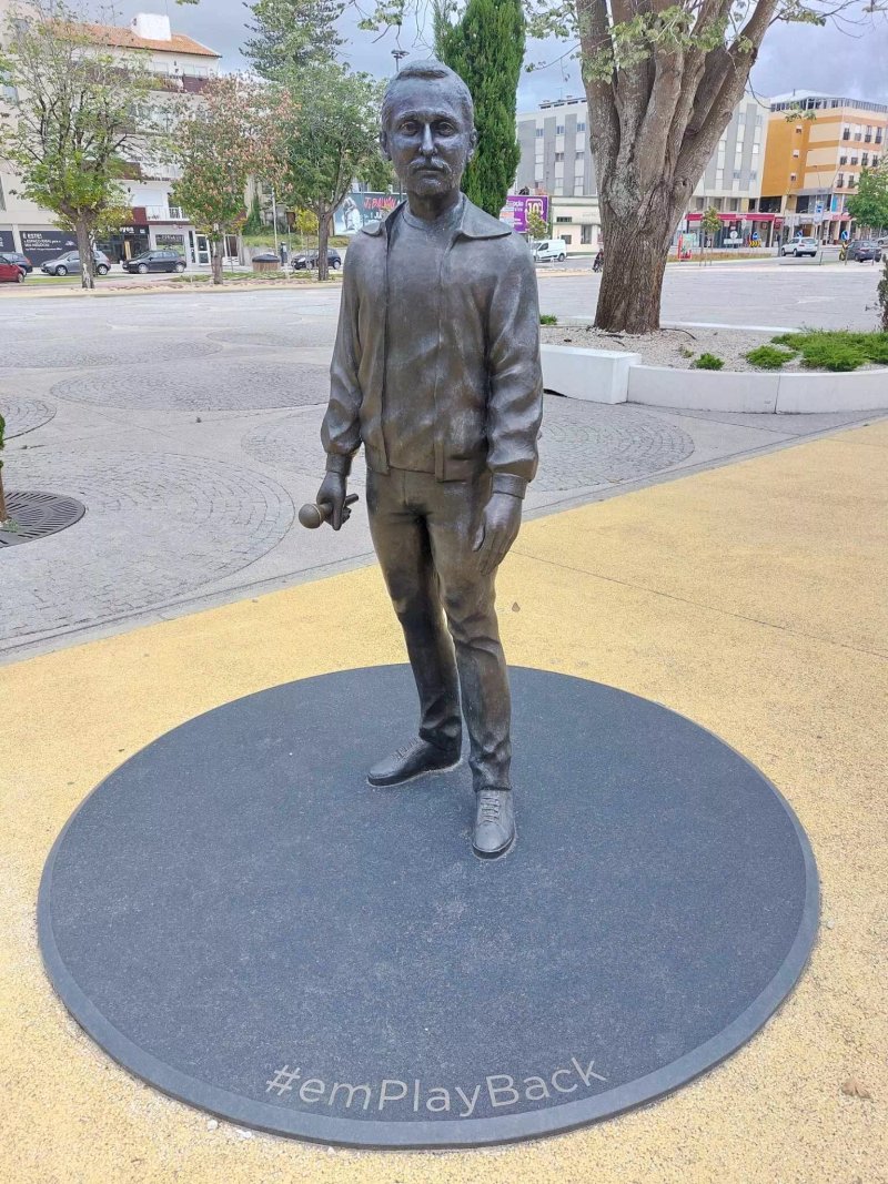 Estatua De Homenagem A Carlos Paiao