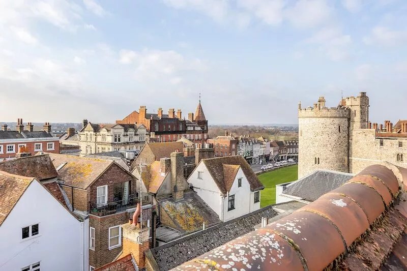 Walk to Windsor Castle from a Charming Period Townhouse