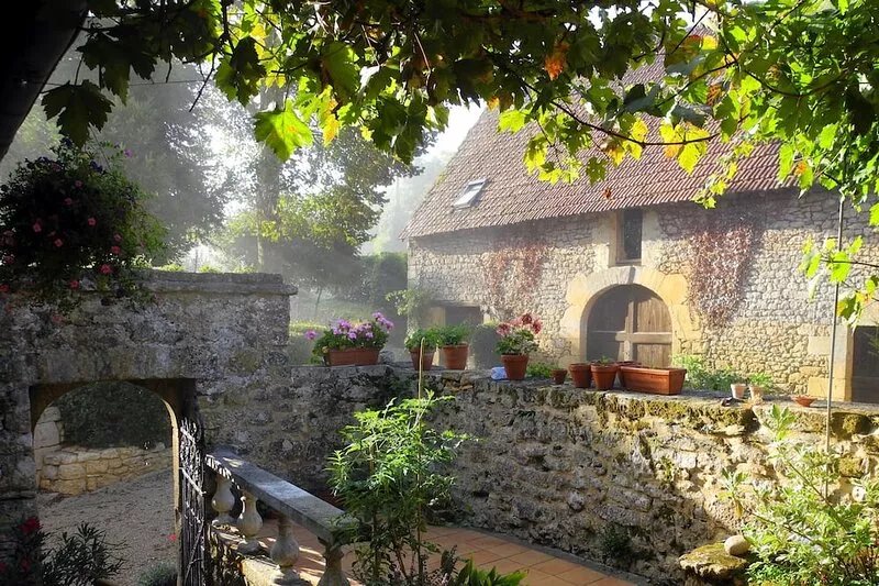 Beautiful, romantic stone house in over 400 year old domaine ****