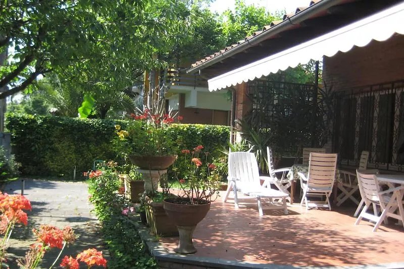 Independent villa with fully enclosed garden three bedrooms and two bathrooms,