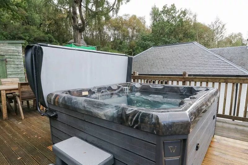 HEATHERBANK, family friendly, country holiday cottage in Garelochhead