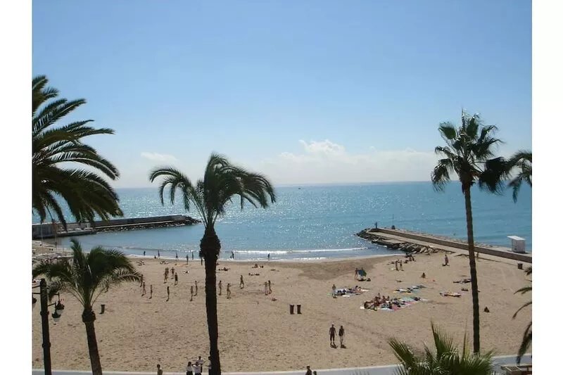 Superb duplex 3 terraces right in the city center, 50m from the sea