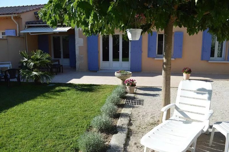 Quiet, pleasant detached 3*** house with garden 5 mins walk from the town center