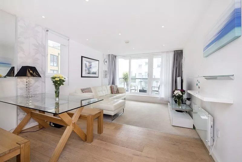 Modern 2 bed Riverside Apartment