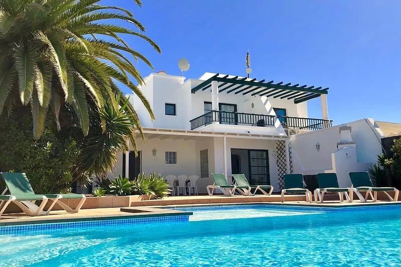 Large 4 Bedroom, 3 Bathroom Villa with Heated Pool, Wifi, English TV. BBQ