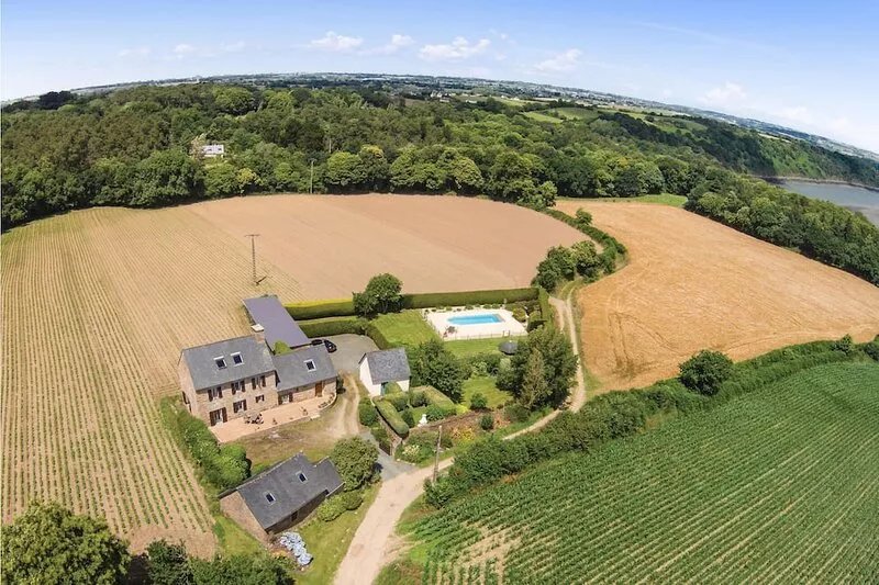 Amazing home in Pleudaniel
