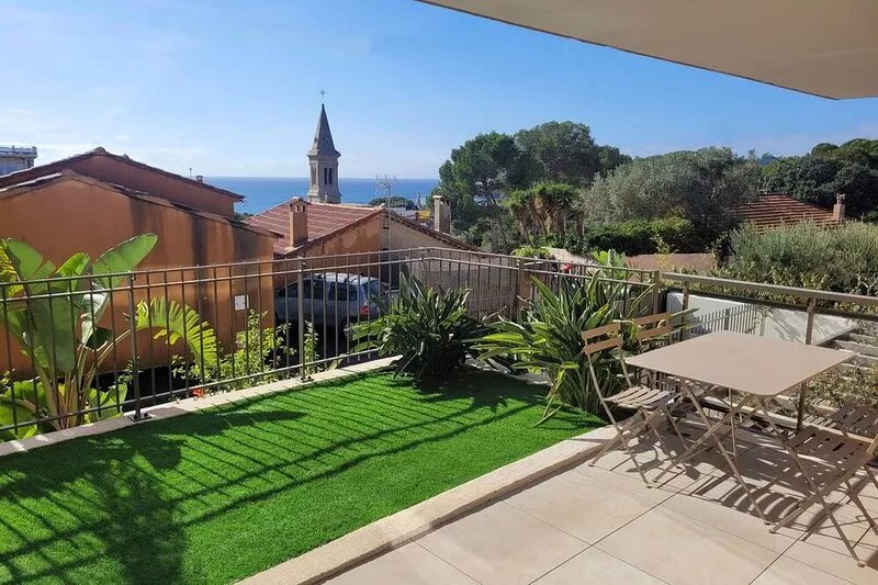 Apartment with garden and lovely sea view, 15-minute walk from the beaches.
