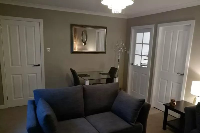 Lovely One Bed Apartment Tranquil Setting 5 Min Drive to City