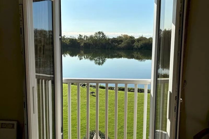 Kinsale Lodge · Cotswolds Lakeside - Spring Lake