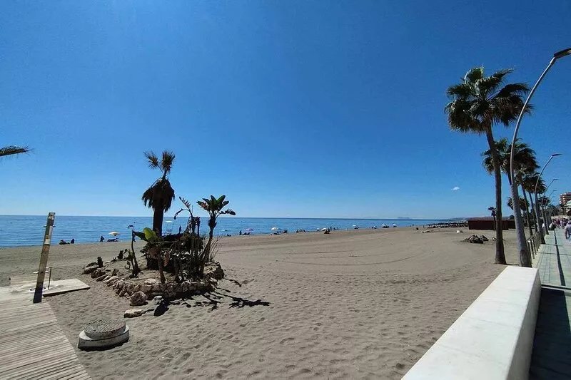 1 bedroom , city centre, front line beachsea views