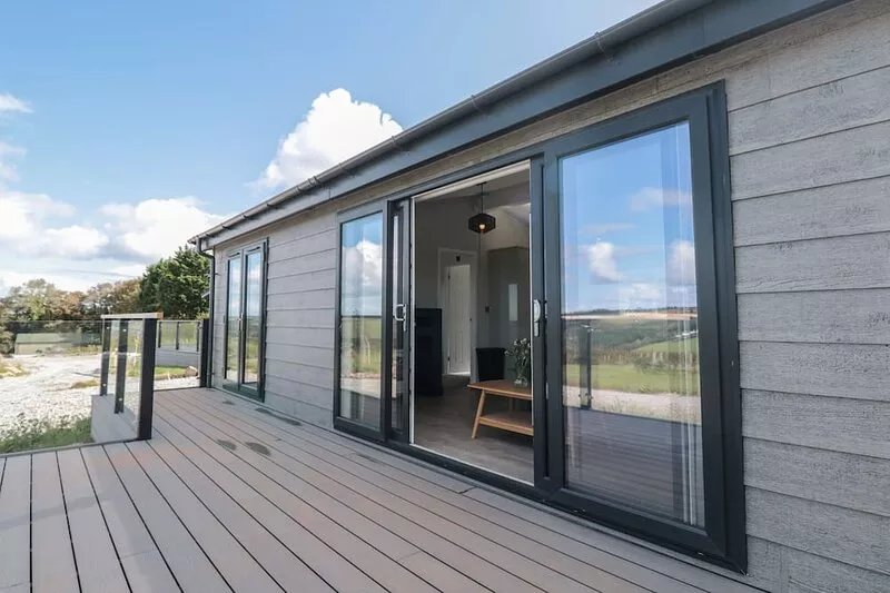BUTTERCUP LODGE, pet friendly, with a garden in Dartmouth
