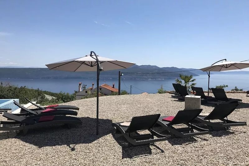 Infinity pool, 3 apartment areas, brand new !!!