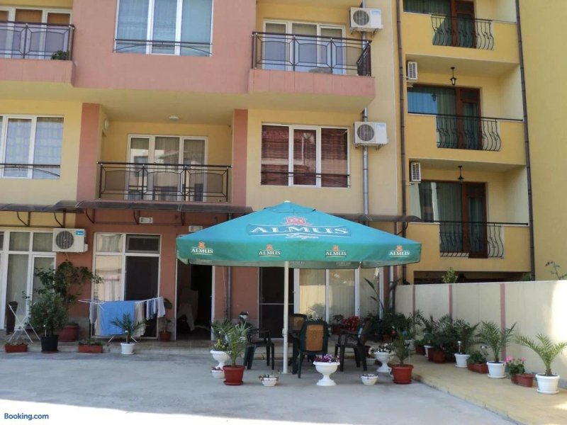 Meni Apartments and Guest Rooms