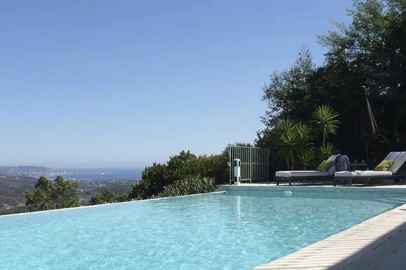 Stylishly renovated villa with heated infinity pool and sea views over Cannes