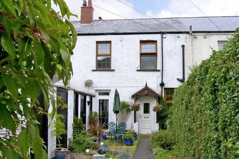 RAILWAY COTTAGE, family friendly, with a garden in Fairbourne