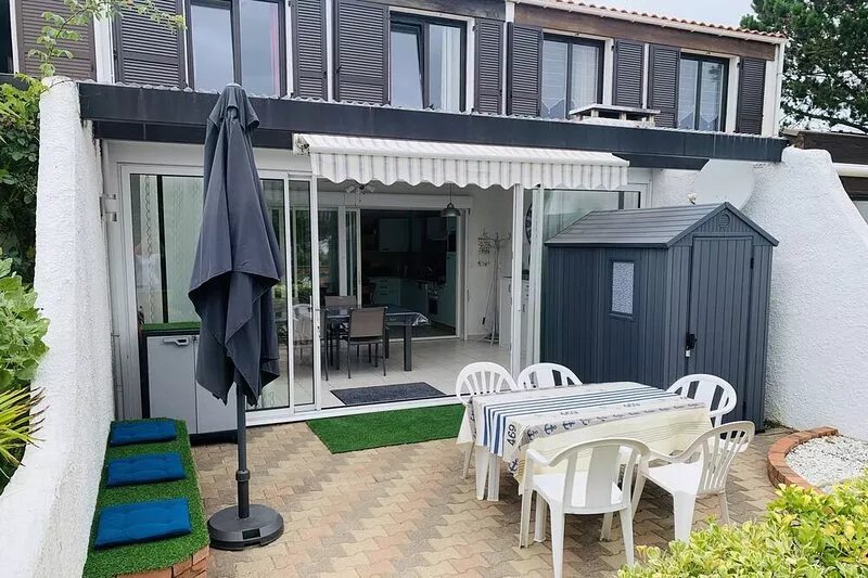House for rent 200 meters from the beach, close to shops.