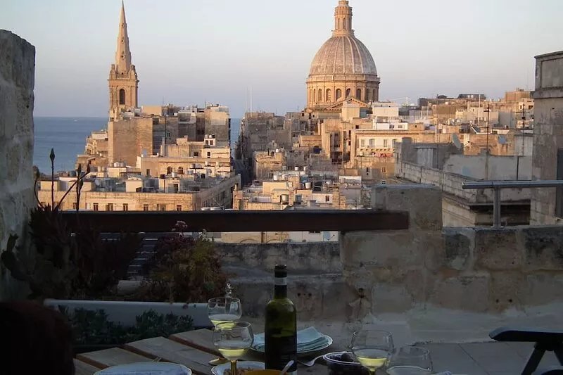 Spacious Apartment- historical character- fascinating views over old town & sea