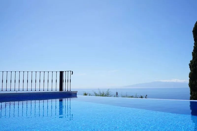 Luxurious Chalet for 6 people, Wifi, private heated pool, at 8 min to the beach