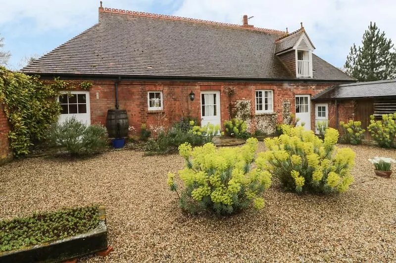 ROOKWOODS, pet friendly, character holiday cottage in Sible Hedingham
