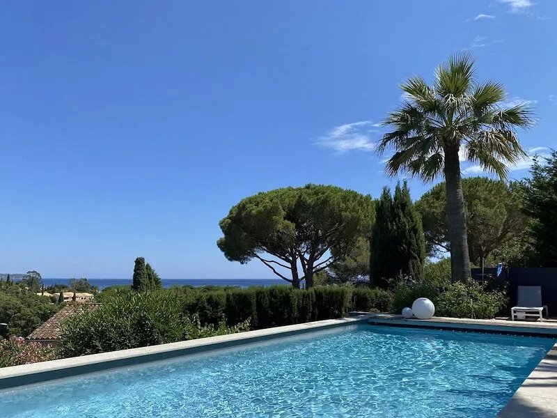 Golfe de Saint-tropez, Villa Contemporaine Avec Piscine, vue mer et Plage à Pied
