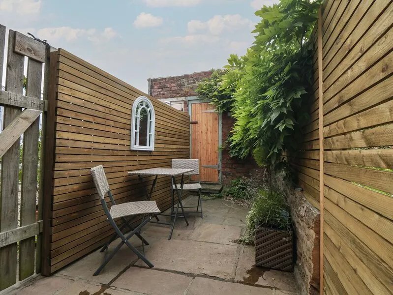 ASCOT COTTAGE, pet friendly, character holiday cottage in Strensall
