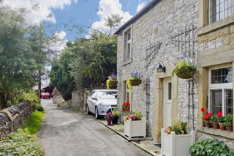 Luxury Cottage Sleeping 8, Pet Friendly in Historic Village of Tideswell.