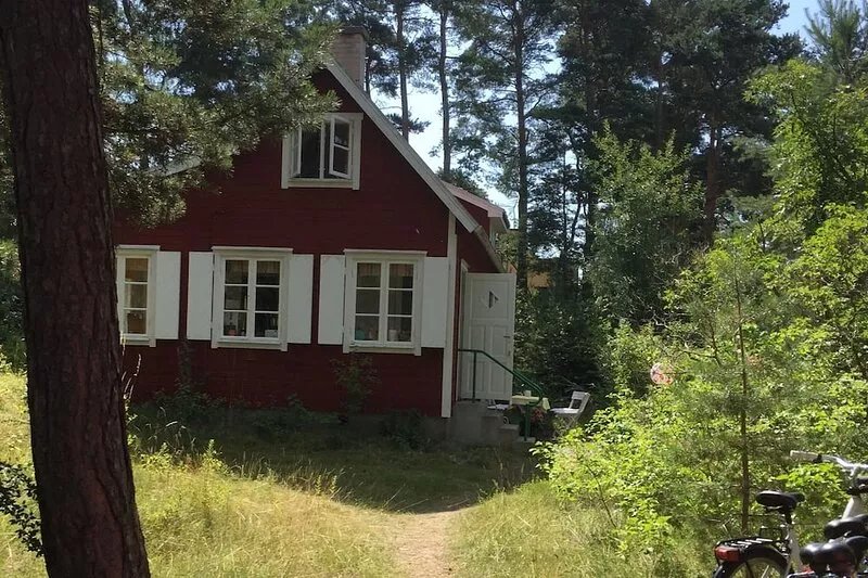 Beachfront classic summer cottage for the family in Ahus. Ideal for families
