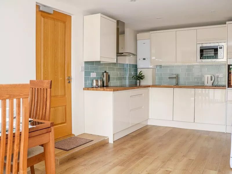 THISTLEDOWN COTTAGE, family friendly, with a garden in Bosham